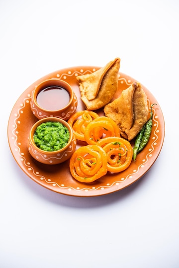 veg-samosa-with-jalebi-snack-combination-also-called-imarti-sambusa-samusa_466689-88690