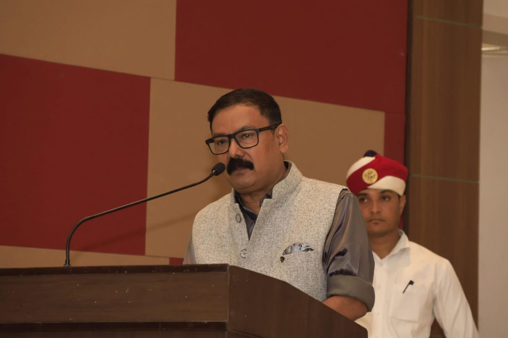 जिलाधिकारी अविनाश सिंह